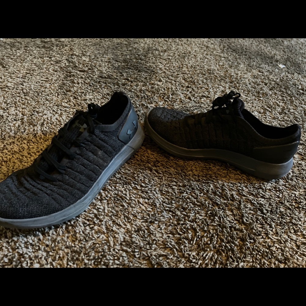 I’m selling a nice pair of black athletes shoes. Only been worn 4 times - Picture 3 of 3
